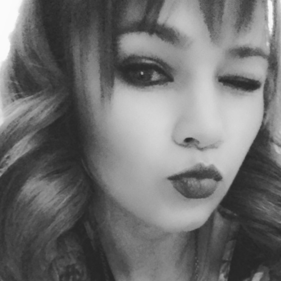 Meet your Posher, Celena - Picture 4 of 4